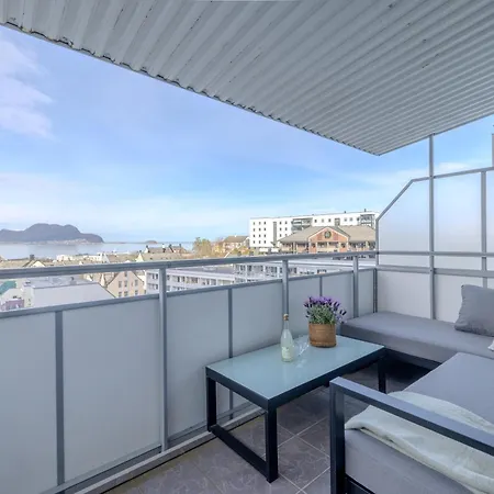 Apartment Sea & View With Balcony In Walkable Location Alesund