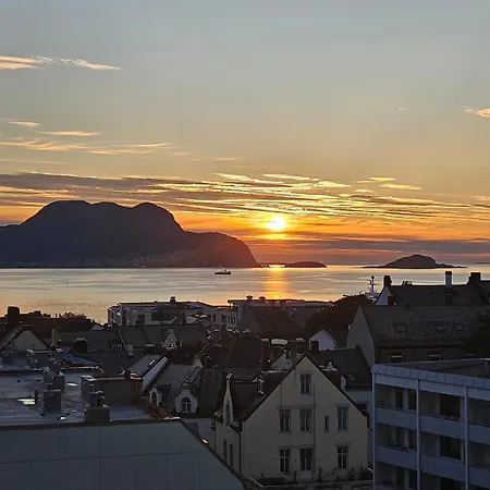 Sea & View With Balcony In Walkable Location Apartment