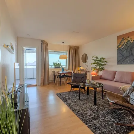 Sea & View With Balcony In Walkable Location Alesund
