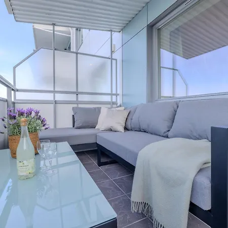 Apartment Sea & View With Balcony In Walkable Location