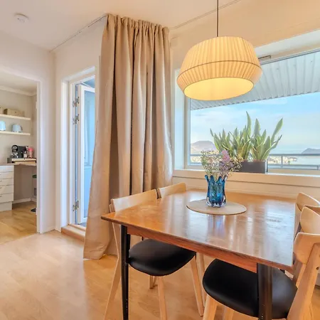 Sea & View With Balcony In Walkable Location * Alesund