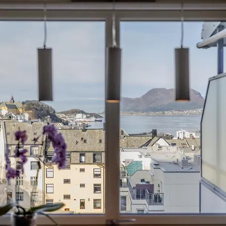Sea & View With Balcony In Walkable Location Apartment