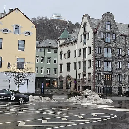 Apartment Sea & View With Balcony In Walkable Location Alesund