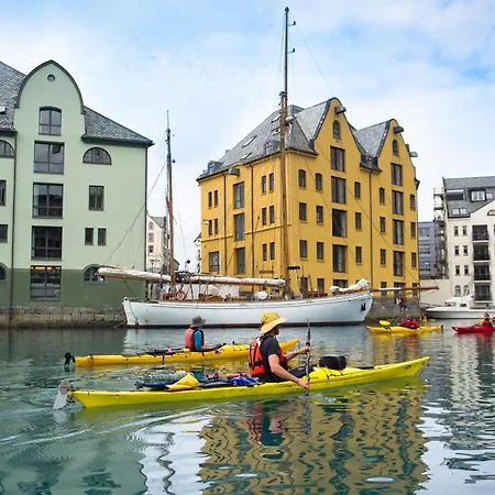 Apartment Sea & View With Balcony In Walkable Location Alesund